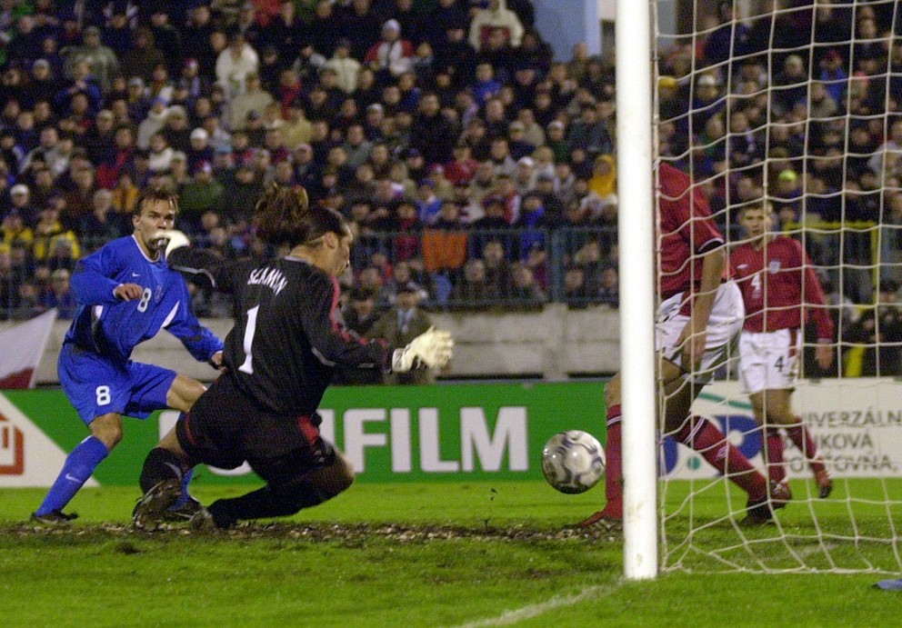 Szilárd Németh prekonáva brankára Anglicka Davida Semana v zápase kvalifikácie ME 2004 v Bratislave. Hostia otočili skóre a vyhrali 2:1.