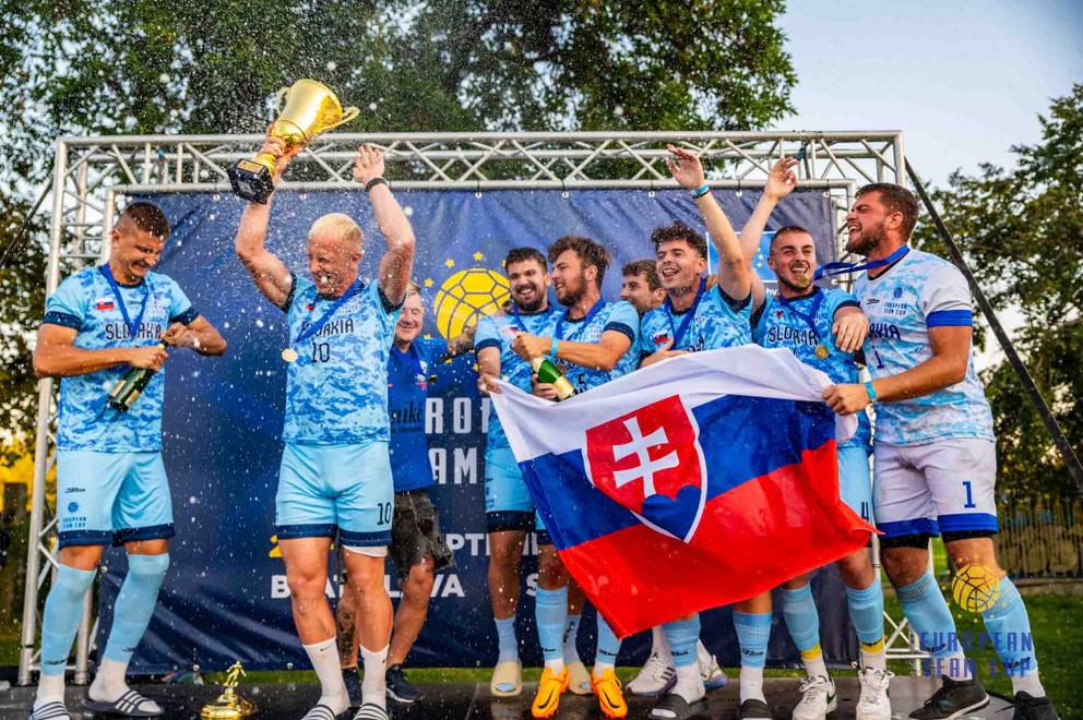Slovenskí futbalisti oslavujú víťazstvo na turnaji. 