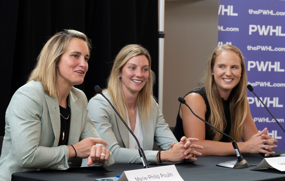 Zľava Marie-Philip Poulinová, Laura Staceyová a Ann-Renee Desbiensová pri podpise zmluvy s Montrealom v PWHL.
