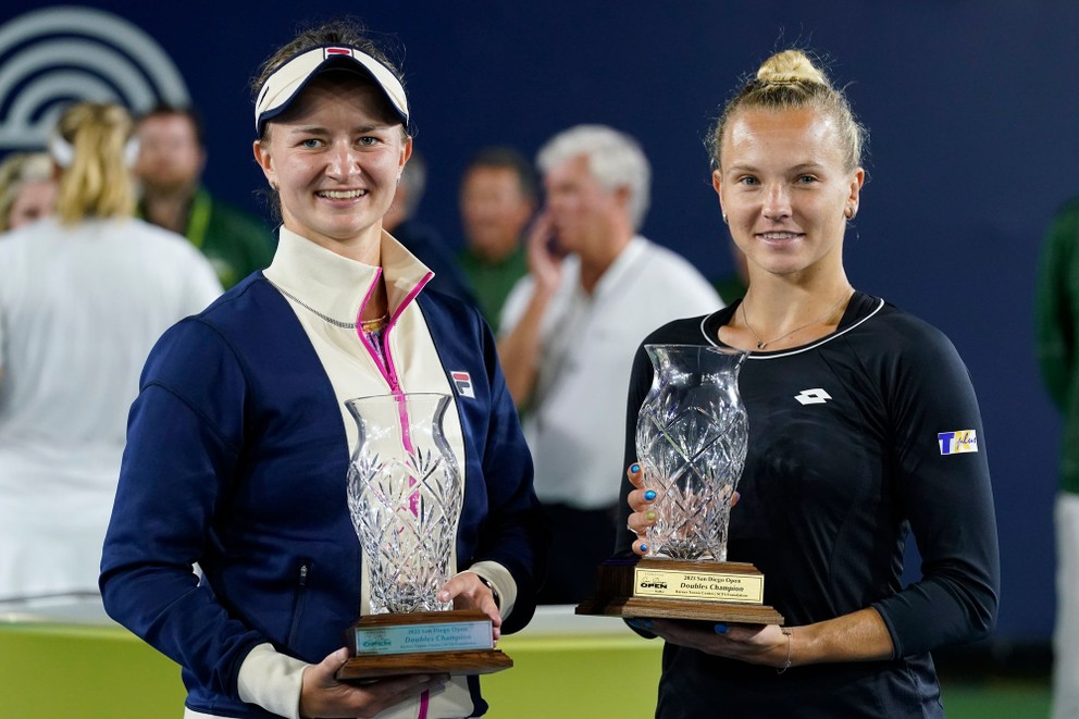 Barbora Krejčíková (vľavo) a jej krajanka Kateřina Siniaková vyhrali štvorhru na turnaji v San Diegu.