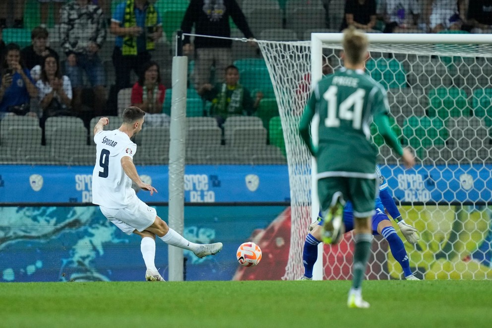 Andraž Šporar strieľa gól proti Severnému Írsku.