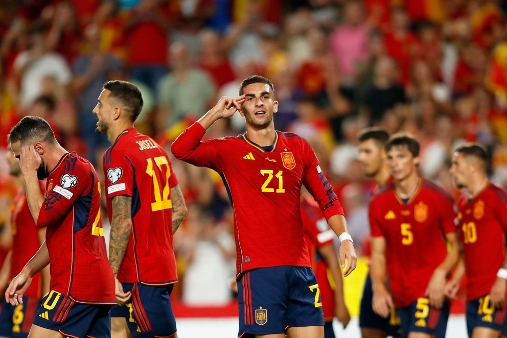 Futbalisti Španielska sa tešia po góle Ferrana Torresa.