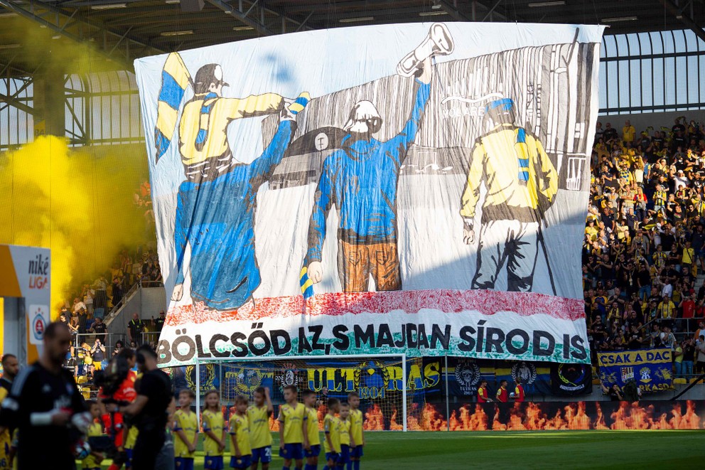 Transparent fanúšikov DAC pred zápasom so Slovanom Bratislava. 