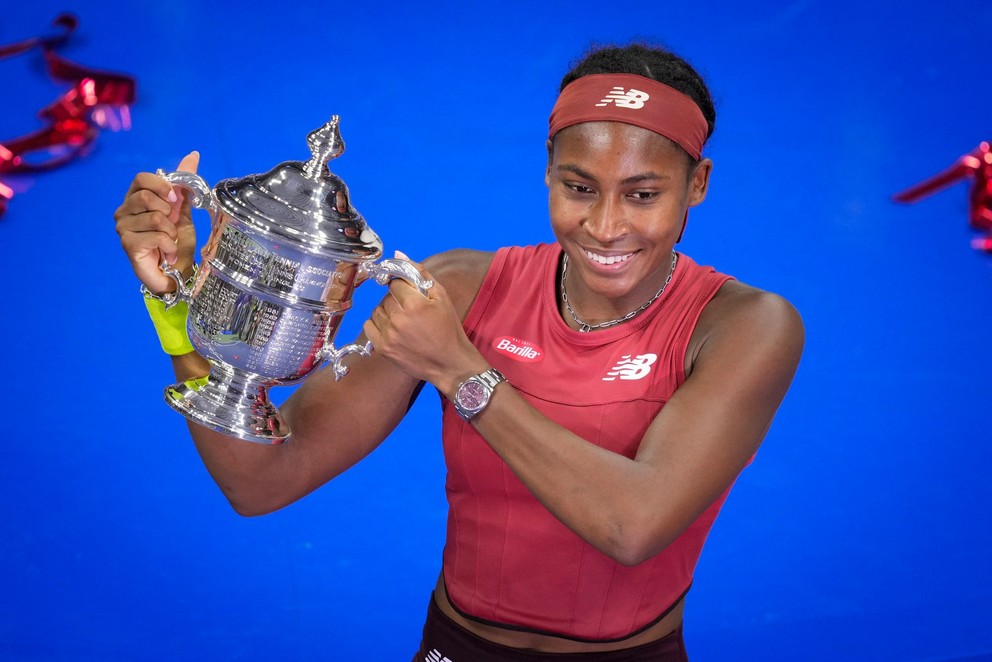 Coco Gauffová s trofejou po víťazstve na US Open 2023.