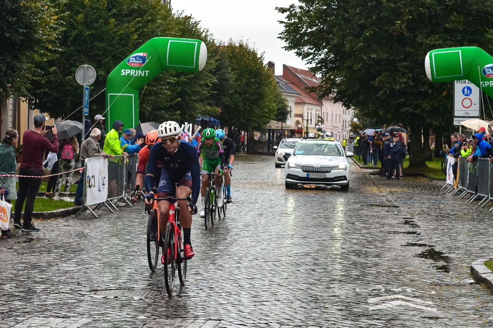 Cyklisti bojovali v druhej etape Okolo Slovenska 2023 s nepriaznivým počasím.