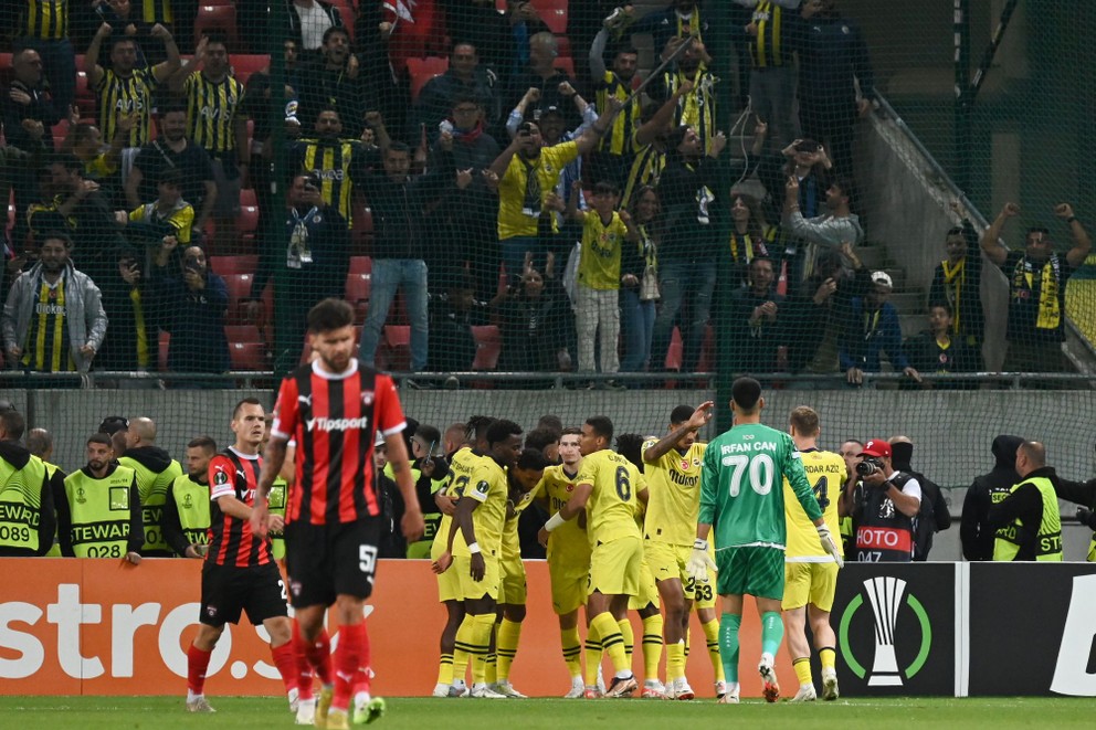 Radosť futbalistov Fenerbahce Istanbul v zápase proti Trnave.