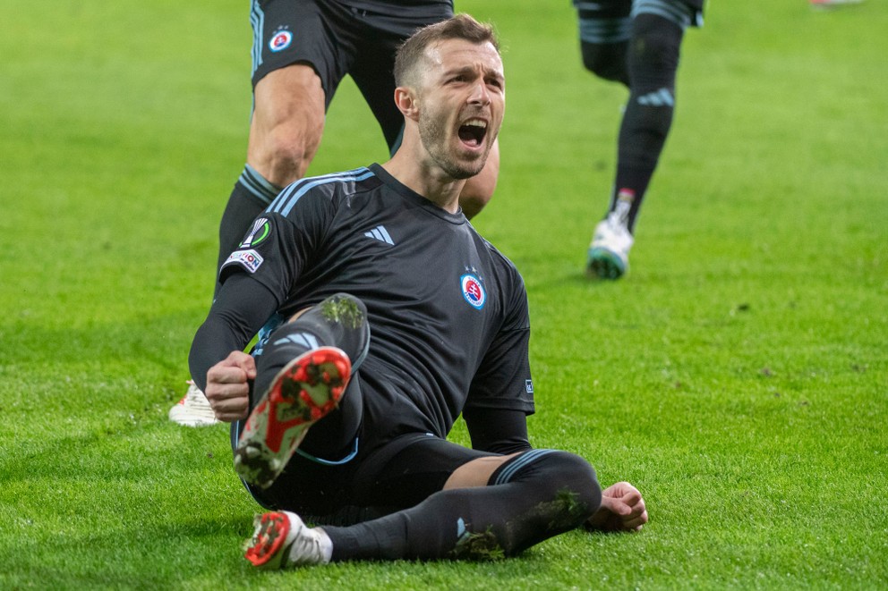 Aleksandar Čavrič sa teší po strelenom góle v zápase Olimpija Ľubľana - ŠK Slovan Bratislava.