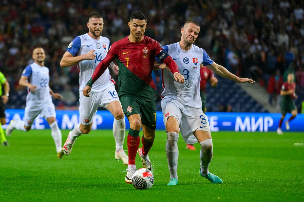 Milan Škriniar (Slovensko), Cristiano Ronaldo (Portugalsko) a Denis Vavro (Slovensko) počas zápasu  Portugalsko - Slovensko.