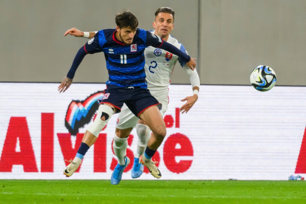 Vincent Thill (vľavo) a Peter Pekarík v zápase Luxembursko - Slovensko v kvalifikácii EURO 2024.