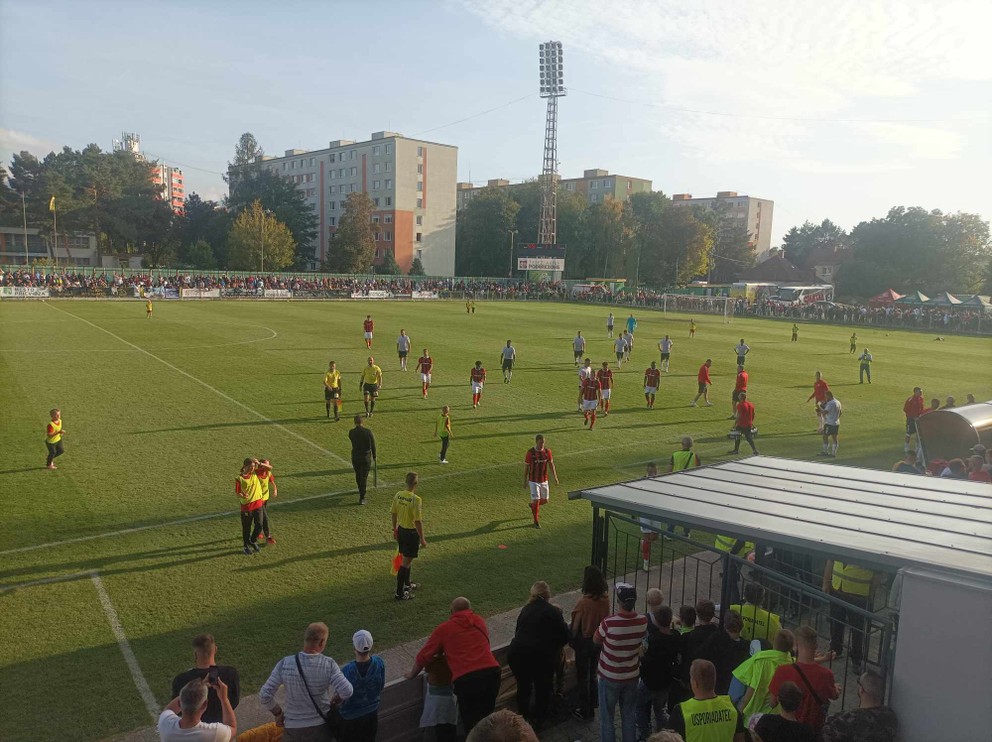 Hráči schádzajú z ihriska po prvom polčase zápasu OFK Baník Lehota pod Vtáčnikom - Spartak Trnava. Zápas sledujete online na Futbalnete.