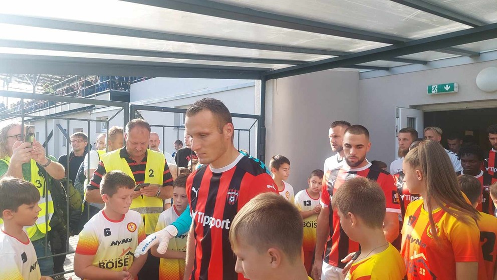 Lukáš Štetina vstupuje na hlavnú plochu v Prievidzi, začína sa zápas OFK Baník Lehota pod Vtáčnikom - Spartak Trnava.