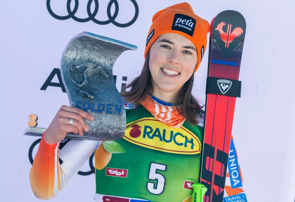 Na snímke slovenská lyžiarka Petra Vlhová sa teší na pódiu z tretieho miesta v obrovskom slalome Svetového pohára v rakúskom Söldene.