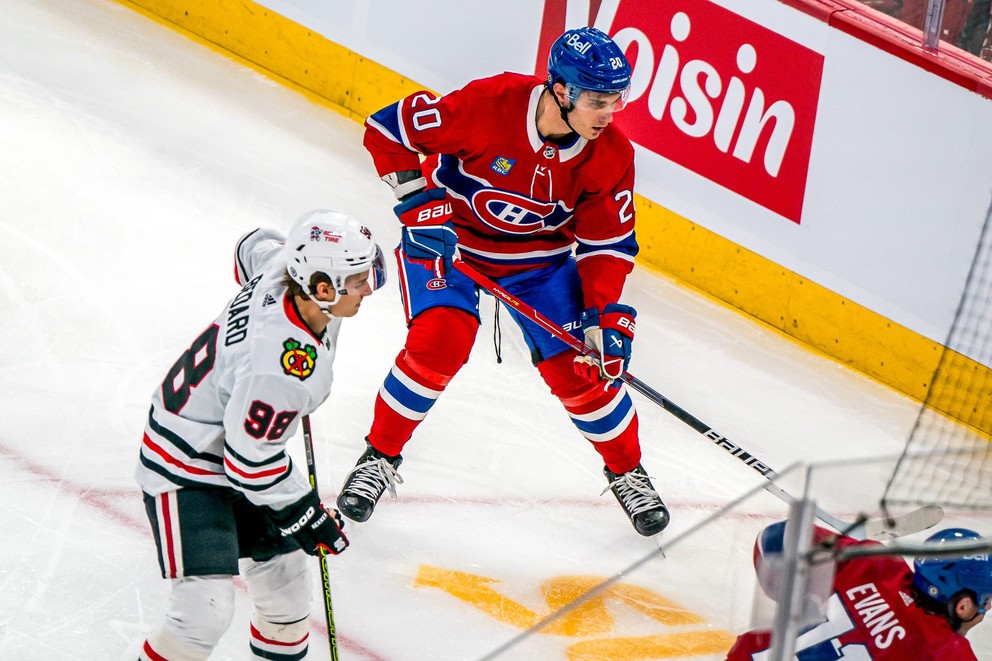 Connor Bedard a Juraj Slafkovský v zápase Montreal Canadiens - Chicago Blackhawks.