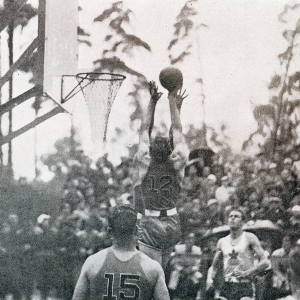 Basketbalový turnaj pod holým nebom na OH 1936 v Berlíne.