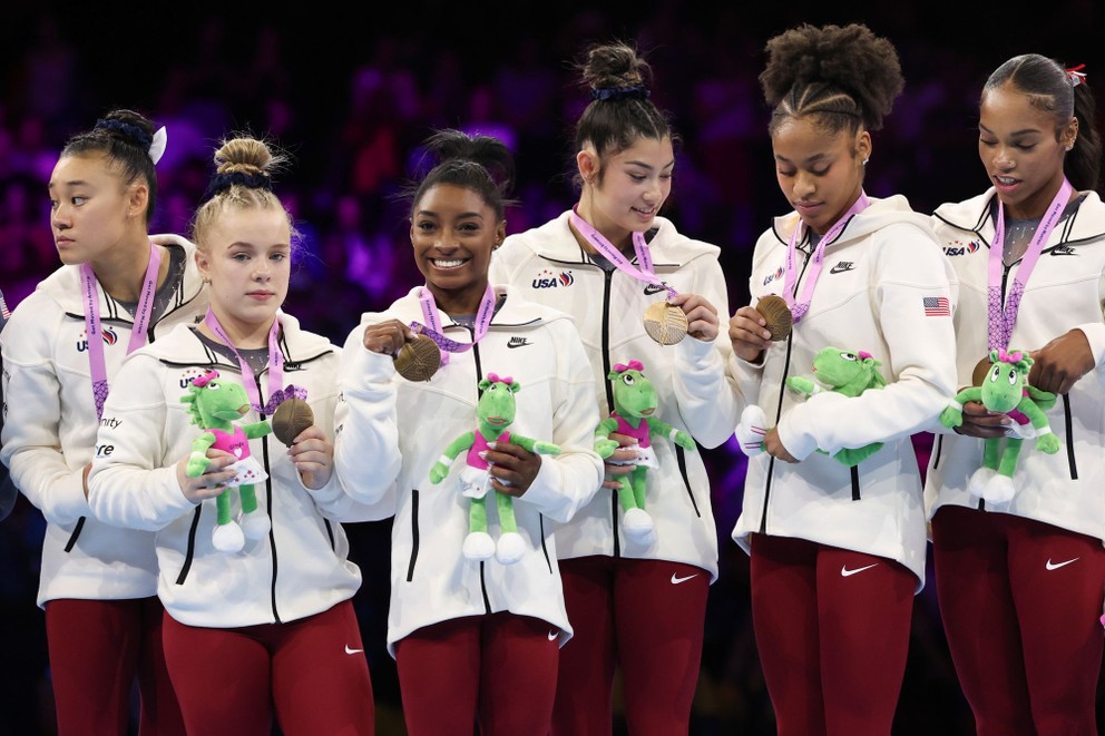 Simone Bilesová (tretia zľava) a americké gymnastky sa tešia zo zlatej medaily.
