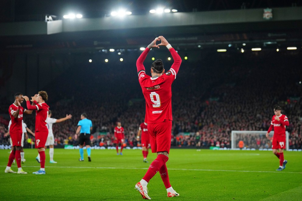 Oslavné gesto útočníka FC Liverpool Darwina Núňeza.