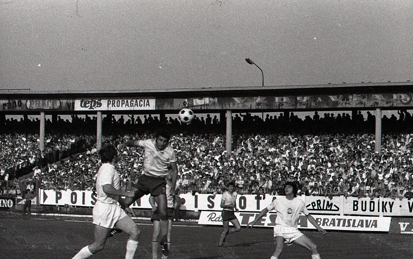 Karol Dobiaš (vpravo) v zápase ČSSR - Rumunsko v roku 1971.
