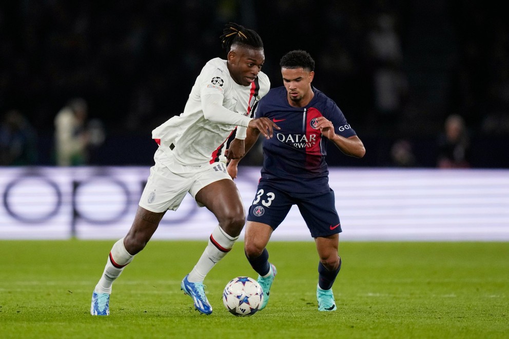 Rafael Leao a Warren Zaire-Emery v zápase Paríž St. Germain - AC Miláno.