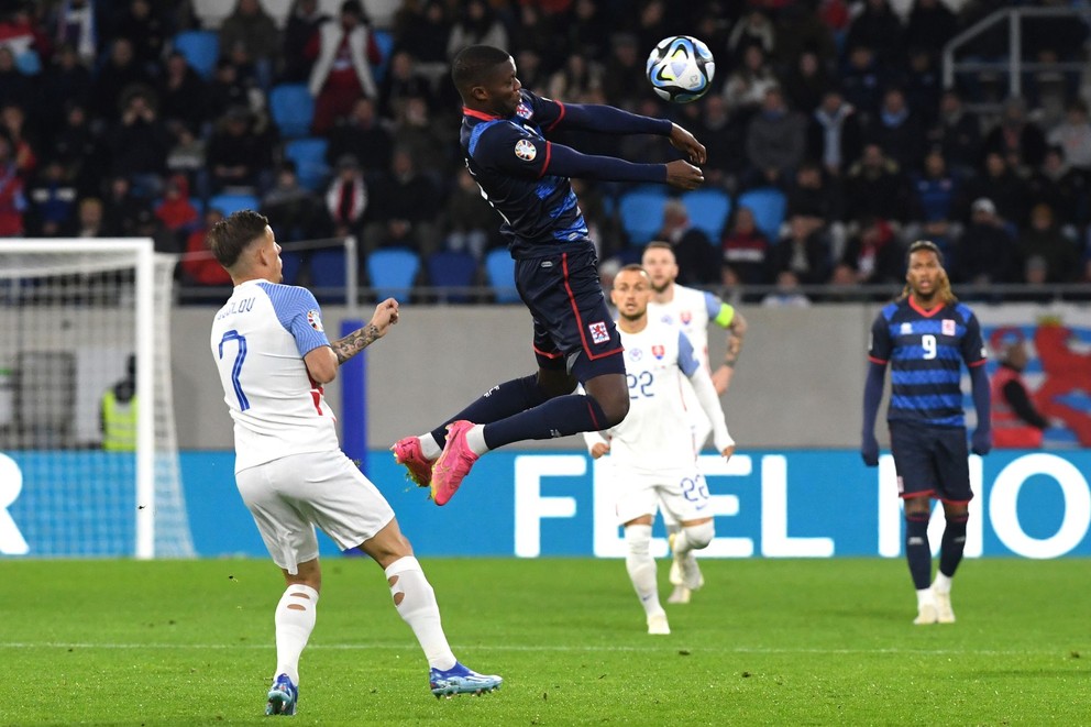 Peter Pekarík (vľavo) a Christopher Martins v zápase Luxembursko - Slovensko v kvalifikácii EURO 2024.