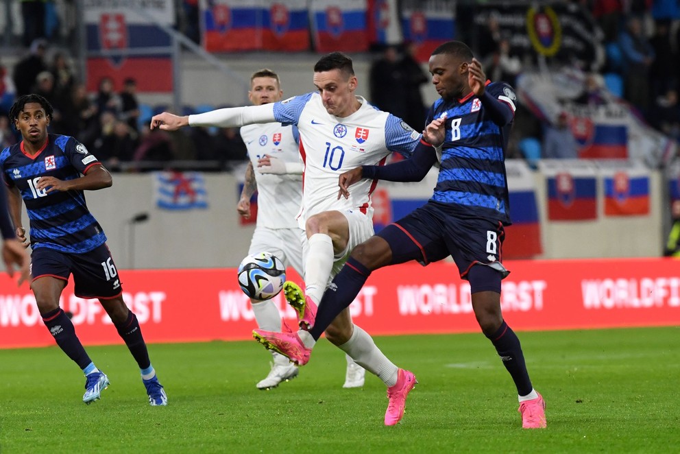 Róbert Polievka (vľavo) a Christopher Martins v zápase Luxembursko - Slovensko v kvalifikácia EURO 2024.