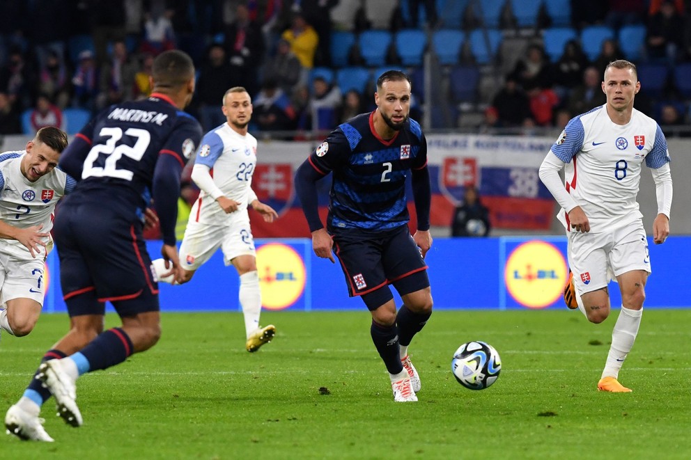 Ondrej Duda (vpravo) v zápase Luxembursko - Slovensko v kvalifikácii EURO 2024.