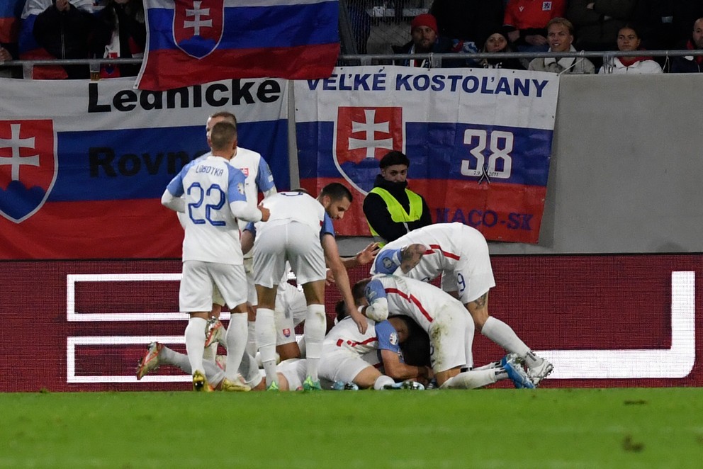 Dávid Ďuriš sa so spoluhráčmi teší po strelenom góle v zápase Luxembursko - Slovensko v kvalifikácii EURO 2024.