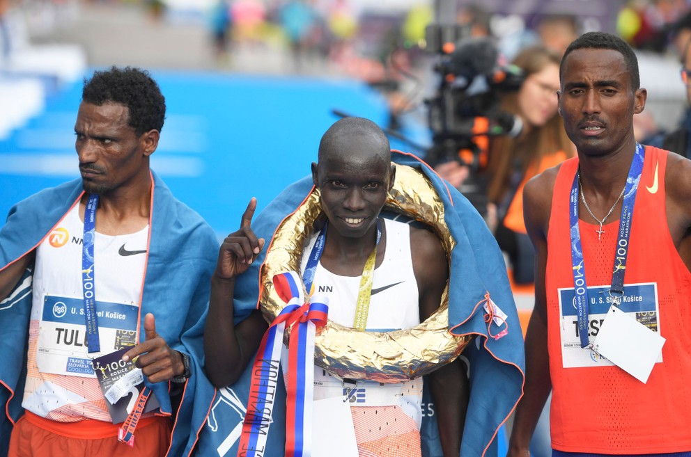 Keňan Philemon Rono (uprostred) zvíťazil na jubilejnom 100. ročníku Medzinárodného maratónu mieru v Košiciach v traťovom rekorde 2:06:55 h.