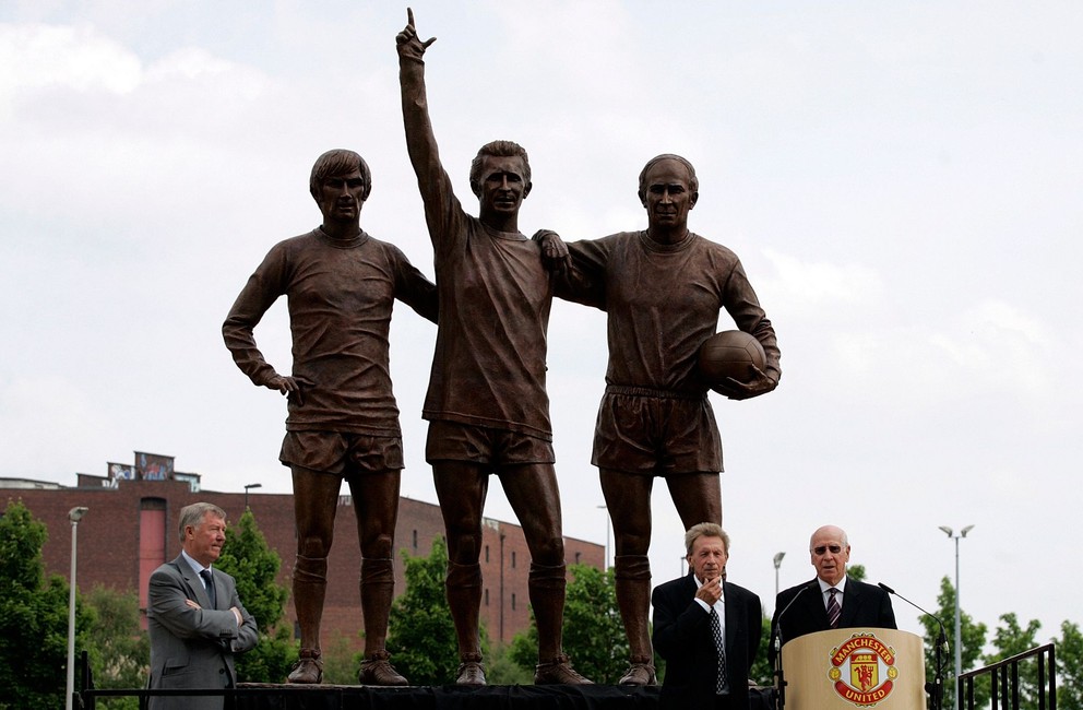 Súsošie, ktoré zachytáva hviezdne útočné trio Manchestru United - sprava Bobby Charlon, Denis Law a  George Best.