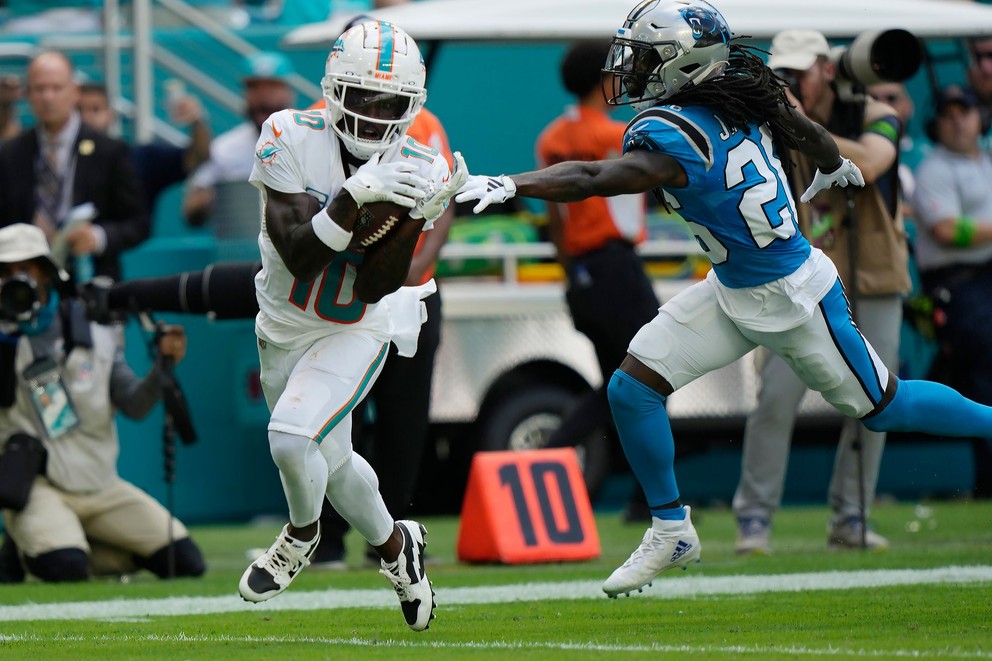 Wide receiver tímu Miami Dolphins Tyreek Hill zachytáva loptu. 