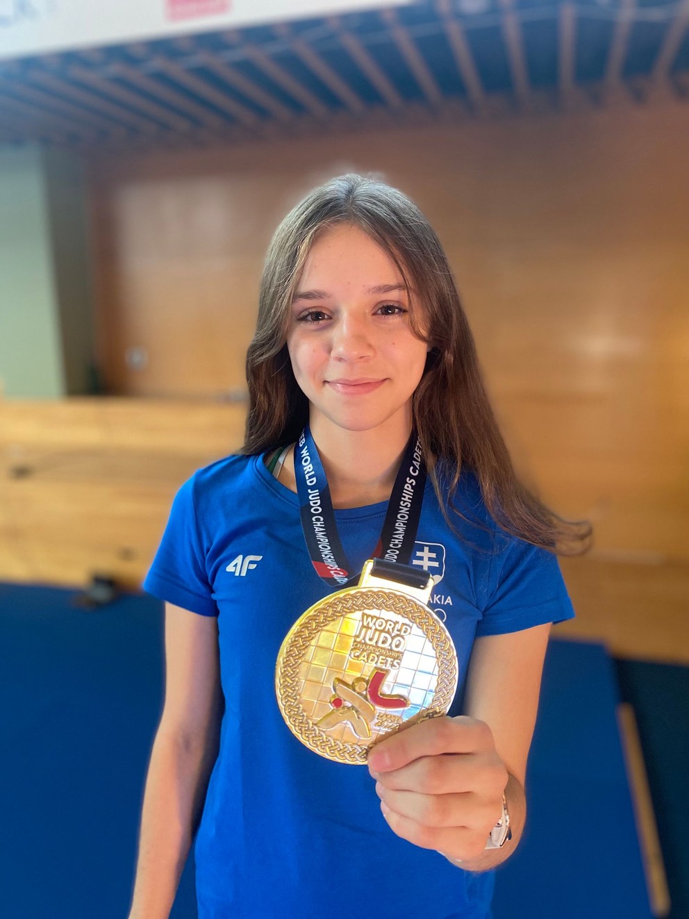 Patrícia Tománková pózuje so zlatou medailou z majstrovstiev sveta v doraste.