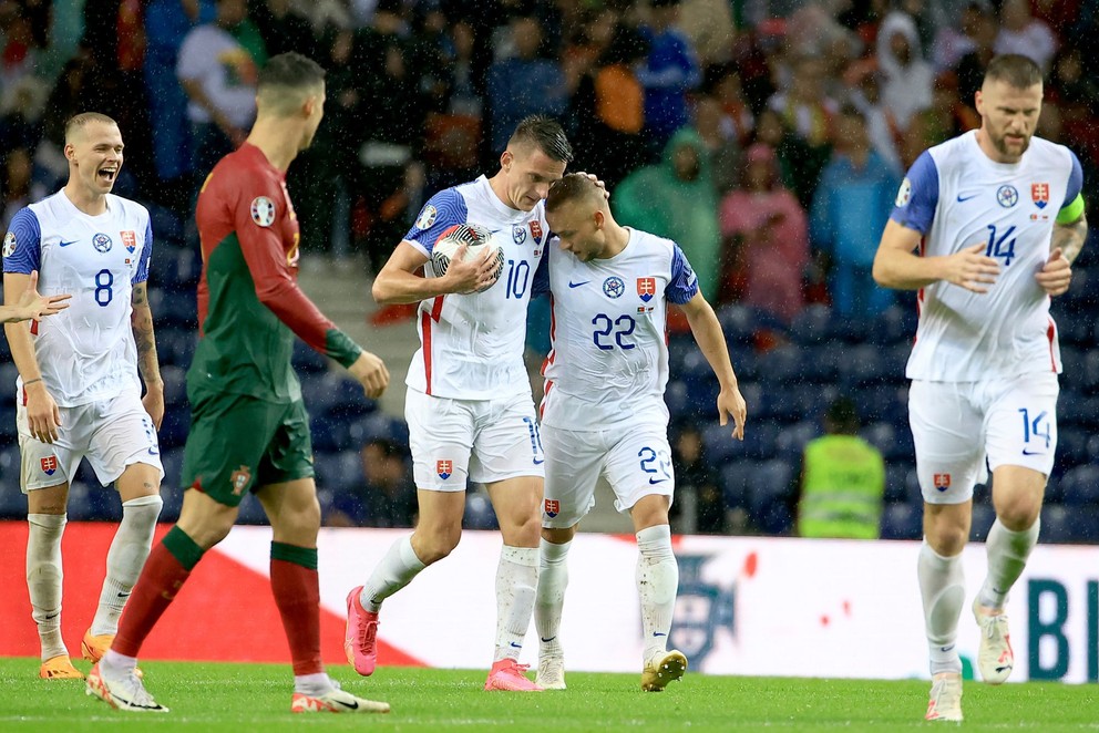 Slováci sa tešia z gólu v kvalifikačnom zápase na EURO 2024 Portugalsko - Slovensko.