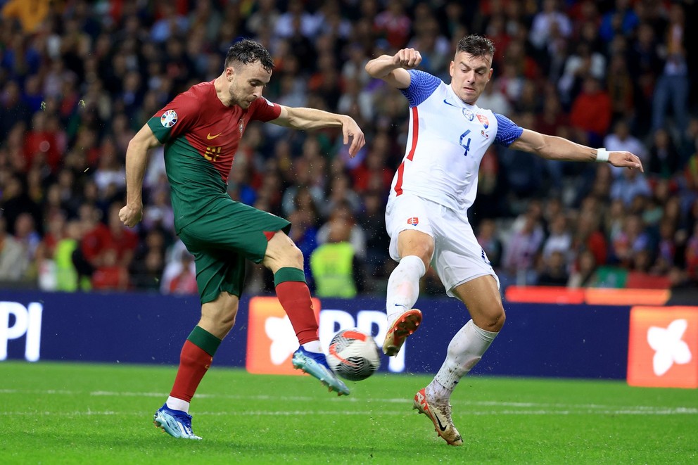 Slovenský futbalista Michal Tomič v zápase proti Portugalsku.