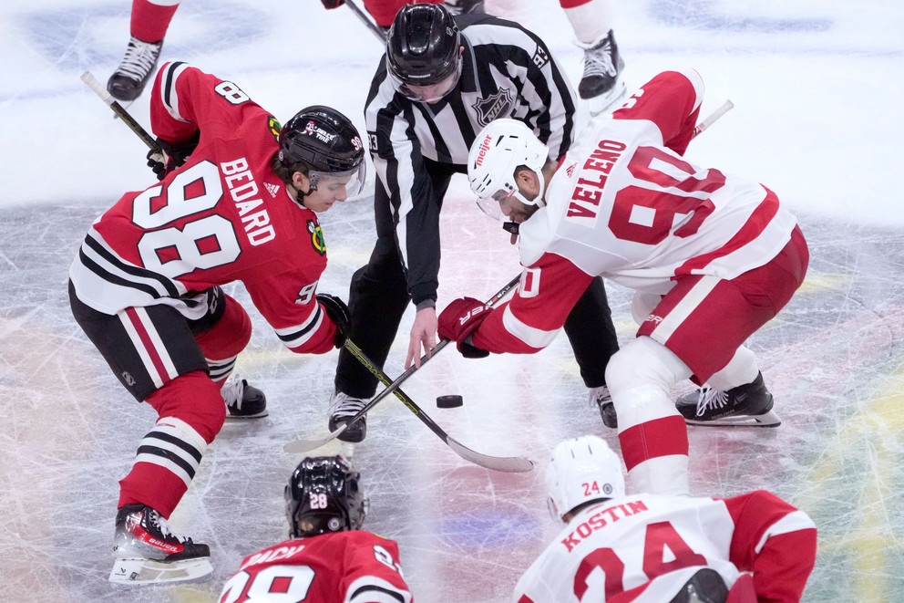 Connor Bedard (vľavo) a Joe Veleno v zápase NHL Chicago Blackhawks - Detroit Red Wings.