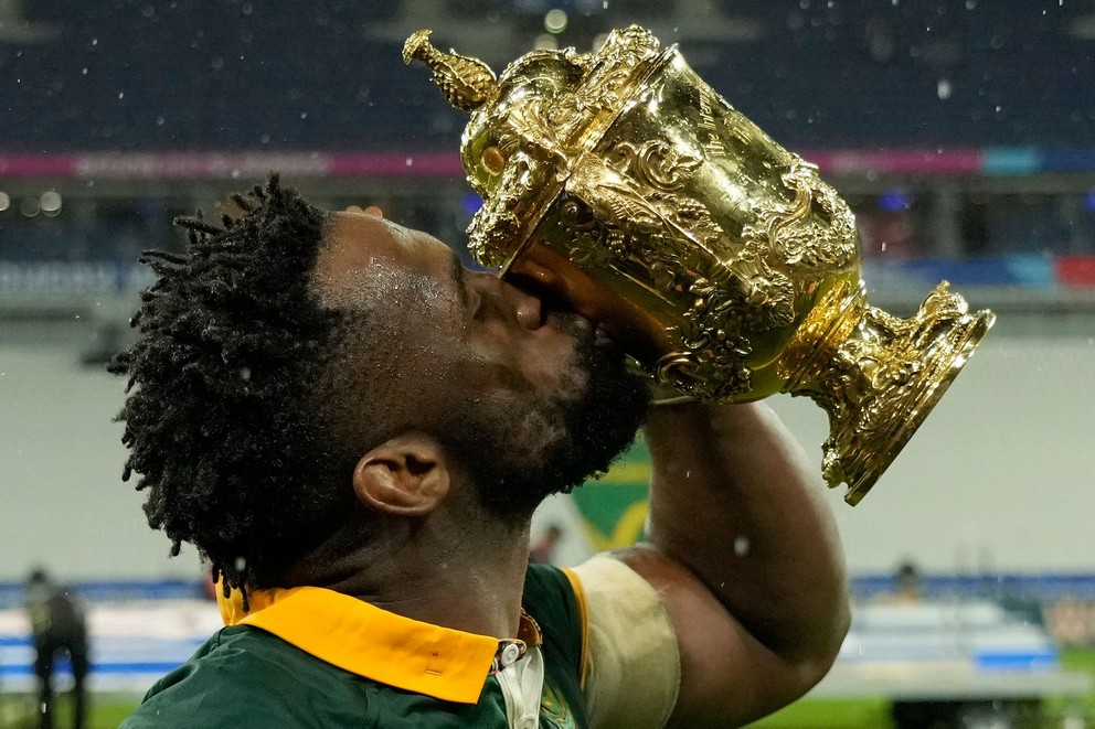 Kapitán Juhoafrickej republiky Siya Kolisi s trofejou pre víťaza MS v ragby 2023. 