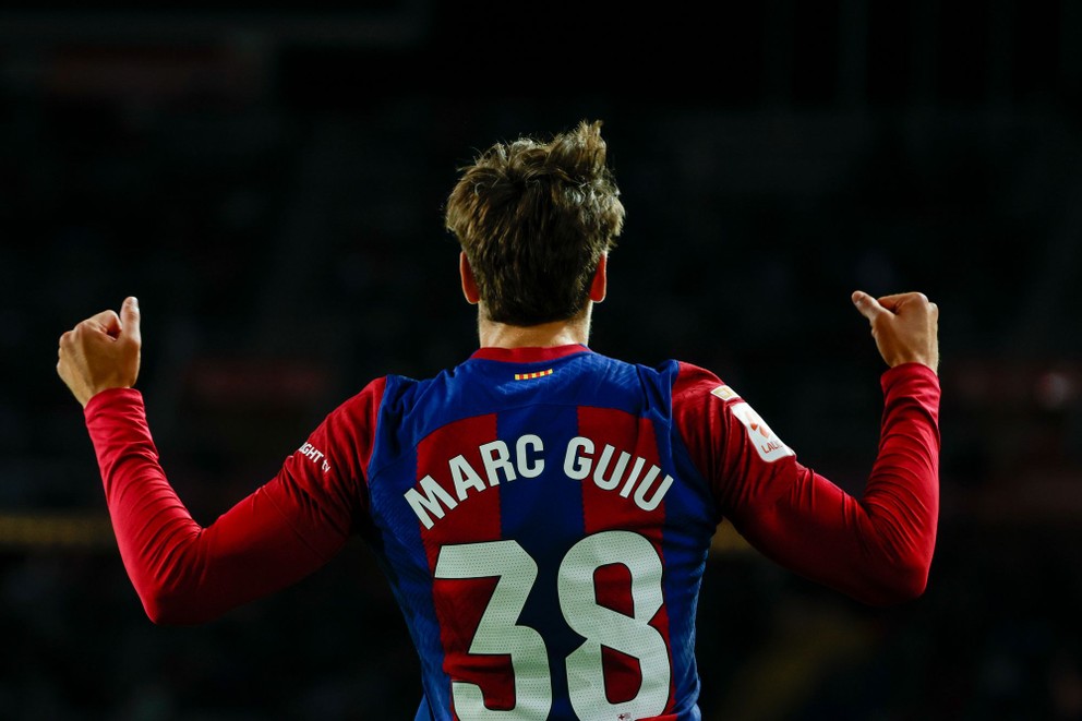 Marc Guiu v drese FC Barcelona.