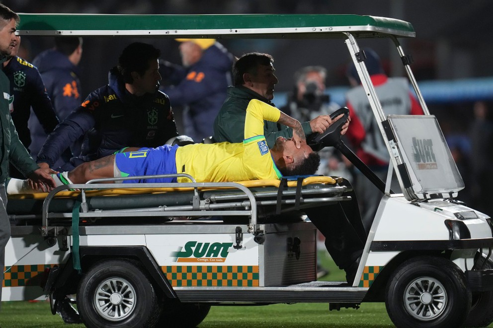 Zranenie Neymara v zápase Uruguaj - Brazília.