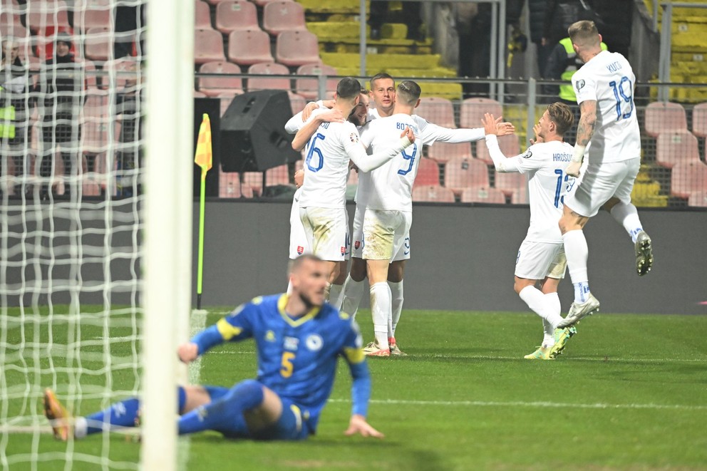 Ľubomír Šatka sa teší so spoluhráčmi po strelení gólu na 1:2 v zápase Bosna a Hercegovina - Slovensko v kvalifikácii na EURO 2024.