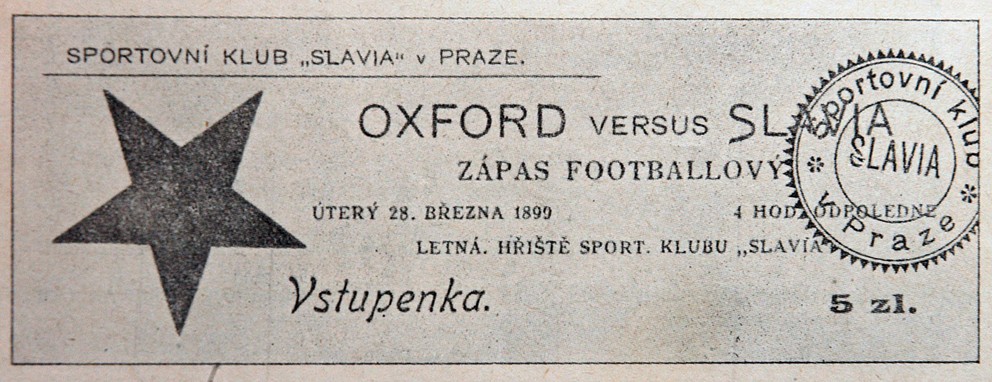 Lístok na zápas Slavie s Oxfordom – Angličania mali výkop a ich hostitelia sa dotkli lopty až pri vyberaní zo siete. Prehra Pražanov 0:3 preto napokon nevyznievala vôbec zle.