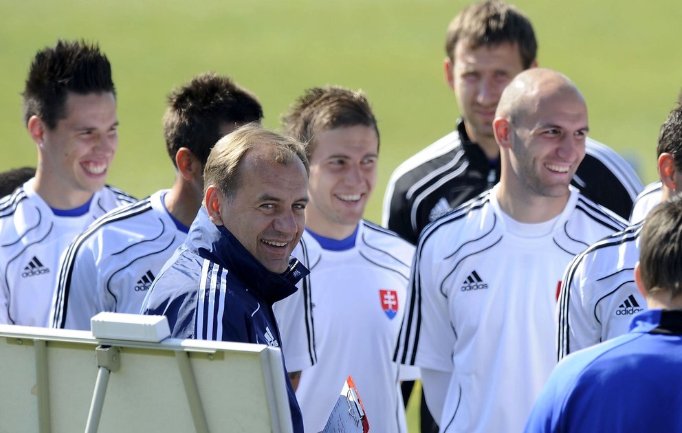 Tréning slovenskej futbalovej reprezentácie 23. júna 2010 pred stretnutím s Talianskom na majstrovstvách sveta v Juhoafrickej republike v Pretórii na štadióne Caledonian. Na snímke v popredí tréner reprezentácie Vladimír Weiss, vľavo Marek Hamšík, tretí zľava Peter Pekarík, vpravo Robert Vittek a vpravo v pozadí brankár Dušan Perniš.