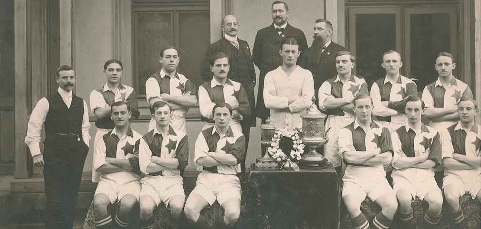 Slavisti ako hrdí amatérski majstri Európy v roku 1911 – vľavo stojí škótsky tréner John William Madden, zvaný „Dědek“, citlivý na životosprávu a hygienu hráčov, tretí sprava sedí kanonier Jan Košek, známy tvrdou strelou.