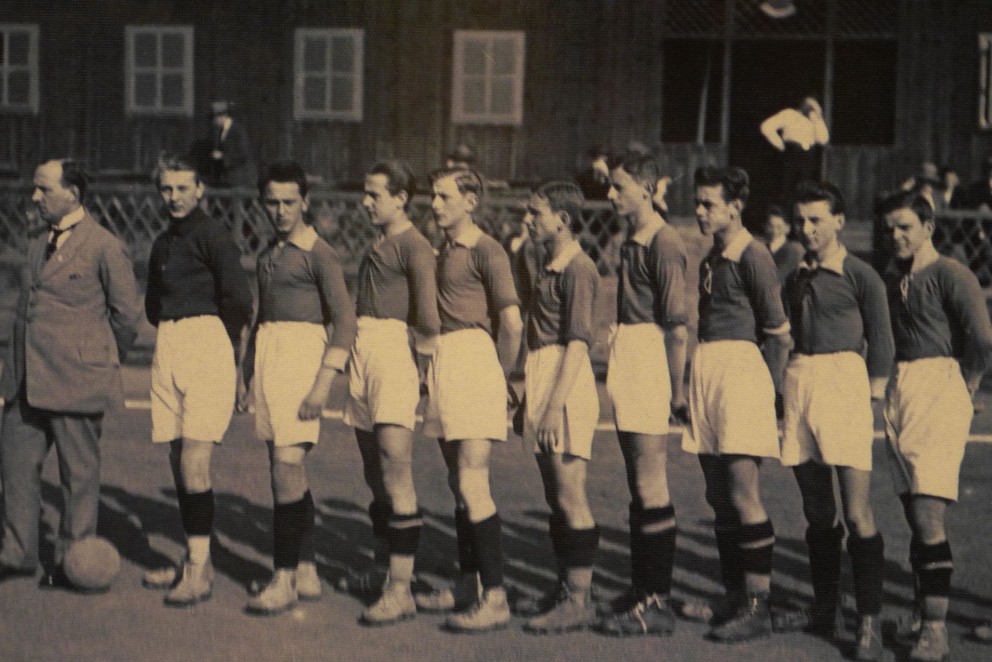 Mužstvo AFK Vršovice nastúpené na ihrisku v starom Ďolíčku, zrejme v roku 1923. V pozadí je vidieť klubovňu a šatne s verandou.