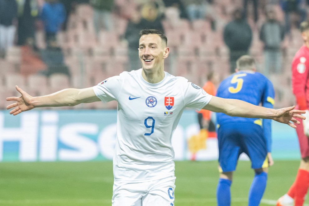 Róbert Boženík sa teší po strelení vyrovnávajúceho gólu proti Bosne a Hercegovine.