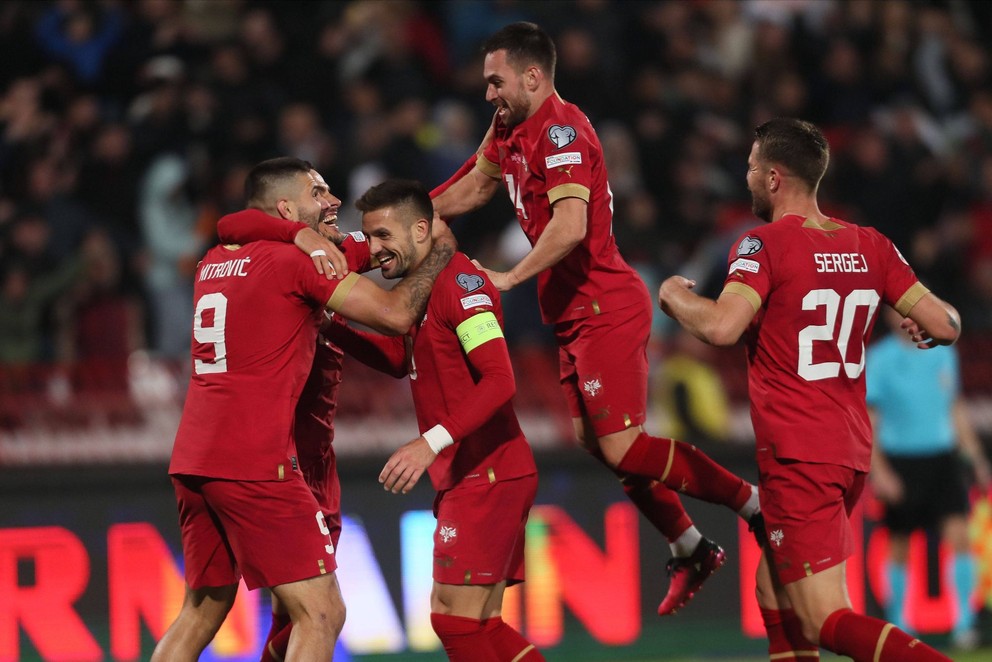 Futbalisti Srbska sa tešia z gólu.