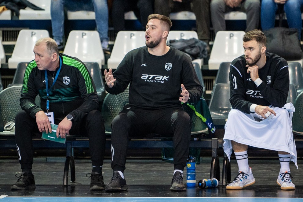 Na lavičke Tatrana Prešov sedia zľava Maroš Kolpak, zranený hráč Tomáš Rečičár a Mark Kovács.
