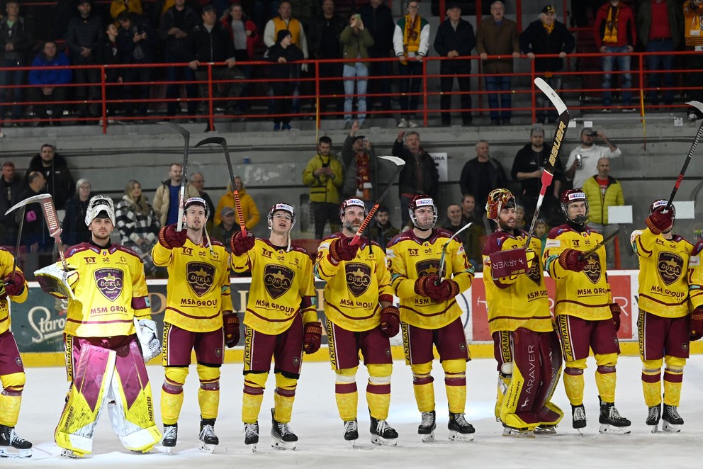 Hráči HK Dukla Trenčín po zápase s HC Slovan Bratislava.