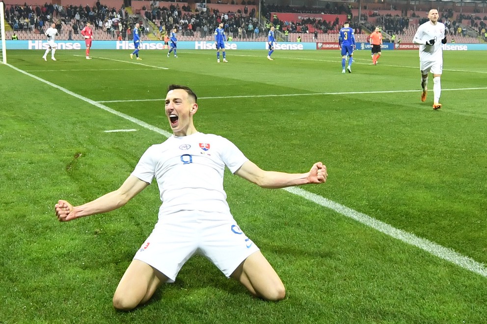 Radosť Róberta Boženíka po strelení vyrovnávajúceho gólu na 1:1 v zápase Bosna a Hercegovina - Slovensko v kvalifikácii na EURO 2024.