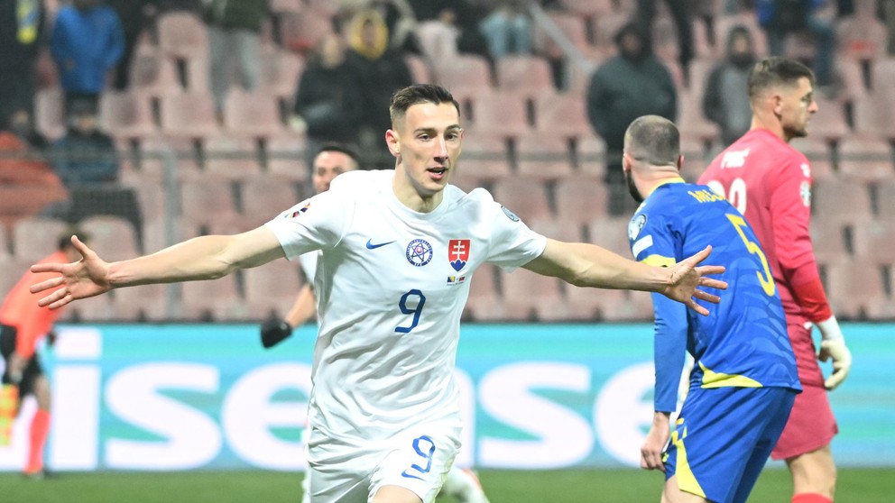 Radosť Róberta Boženíka po strelení vyrovnávajúceho gólu na 1:1 v zápase Bosna a Hercegovina - Slovensko v kvalifikácii na EURO 2024.