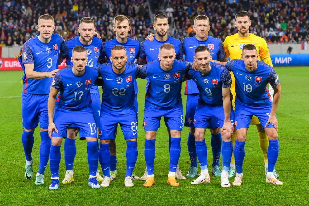 Na snímke hráči Slovenska pózujú pre skupinovú fotografiu pred zápasom J-skupiny 9. kola kvalifikácie EURO 2024 vo futbale Slovensko - Island.