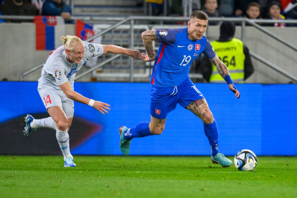 Juraj Kucka v súboji v zápase J-skupiny 9. kola kvalifikácie EURO 2024 vo futbale Slovensko - Island.