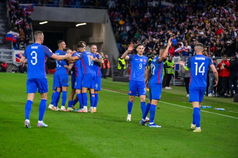 Slovenskí futbalisti sa tešia po strelenom góle v zápase proti Islandu v kvalifikácii EURO 2024.